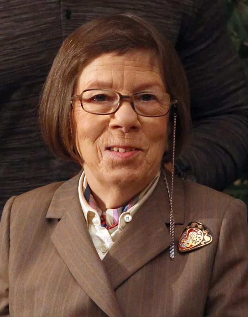 Linda Hunt - A Hollywood Icon's Journey